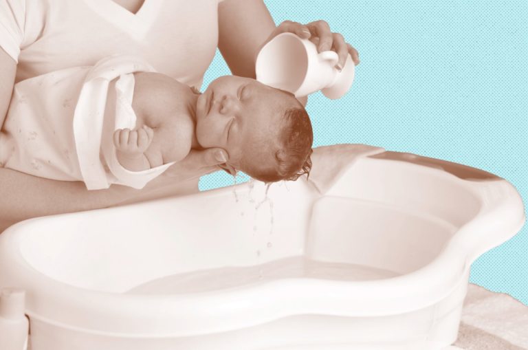 Baby\’s First Bath: How to Bathe a Newborn