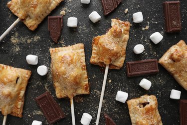 S\'mores pie pops recipe