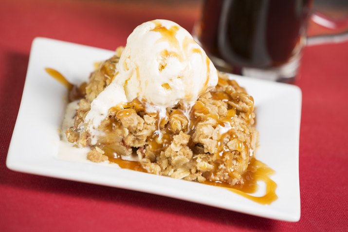 Apple crisp pie with vanila ice cream