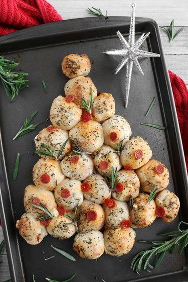 Christmas tree pull-apart pizza bread