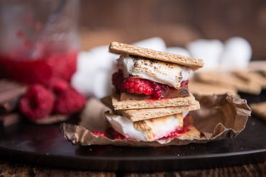 How to Make Raspberry S\’mores