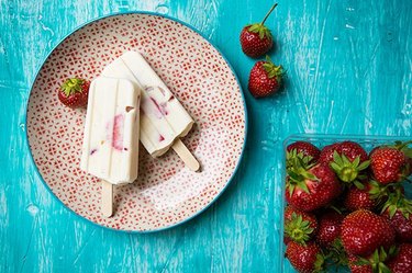 strawberry buttermilk popsicles