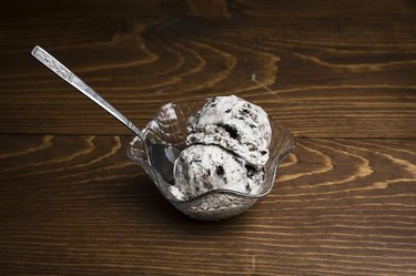 no-churn cookies and cream ice cream