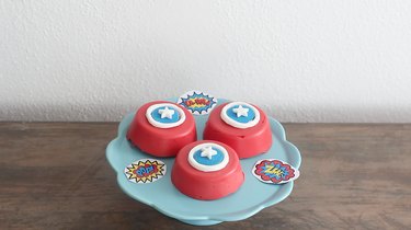 Captain America\'s shield cookies