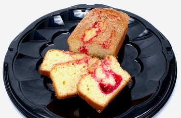 What Is the Difference Between a Sponge Cake & a Classic Genoise?